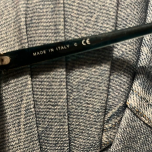 Chanel sunglasses in green don’t have original case but have original box - Picture 3 of 5